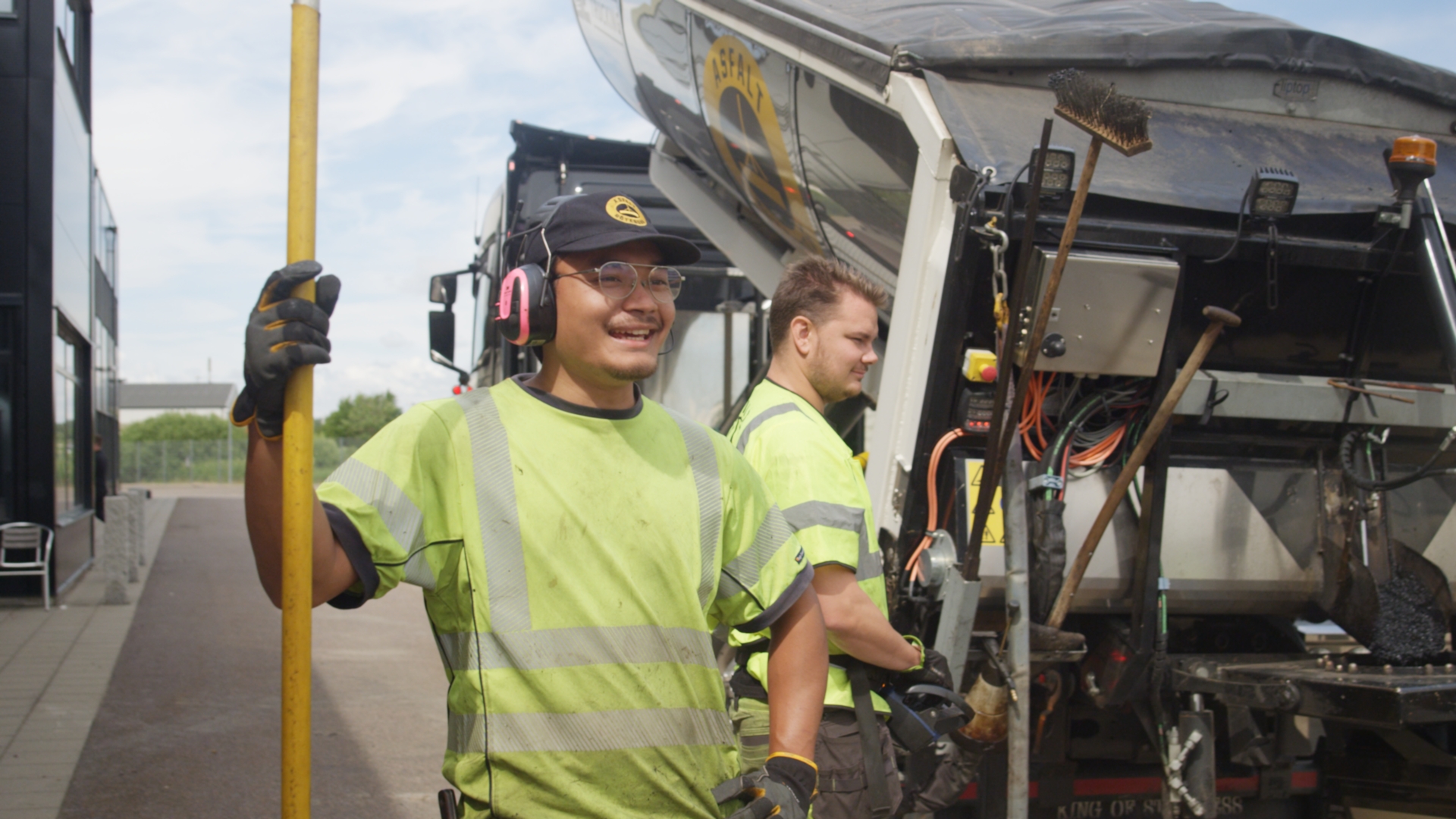 Två av våra asfaltläggare i arbete